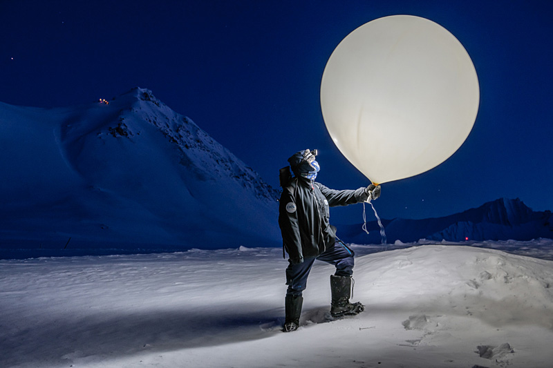Bettina Haupt, Stationsleiterin der deutsch-französischen AWIPEV-Forschungsstation in Ny-Ålesund, bereitet einen Wetterballon für den Start vor.